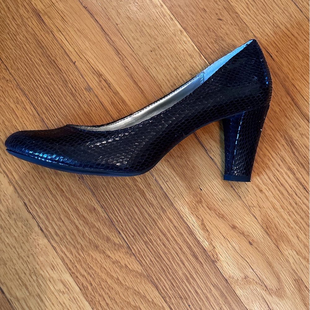 Black Crock-textured Heel